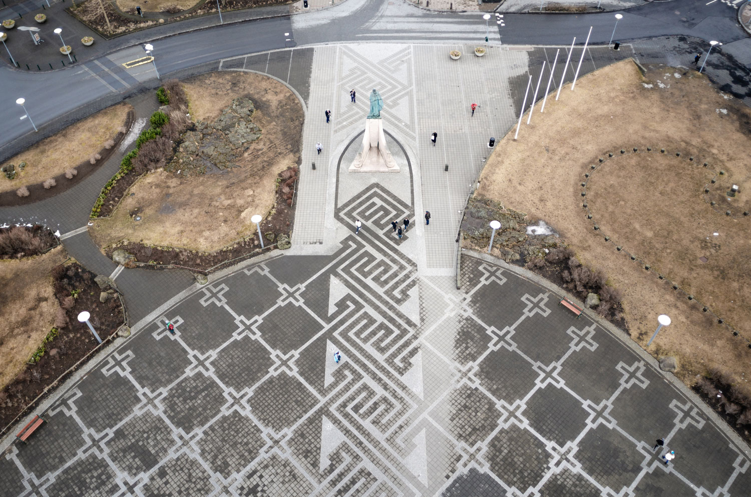 Parvis de l'église de Reykjavik et la statue de Leif Erikson